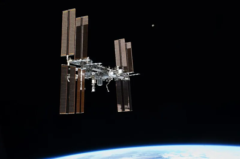 Summer Marathons vs. Winter Blinks: The Orbital Geometry Behind ISS Visibility Windows